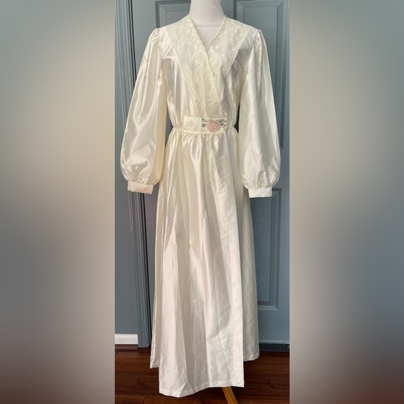 Val.Mode Vantage Lace Trim Embroidery detail ivory Long Robe. Size Medium - Picture 1 of 15
